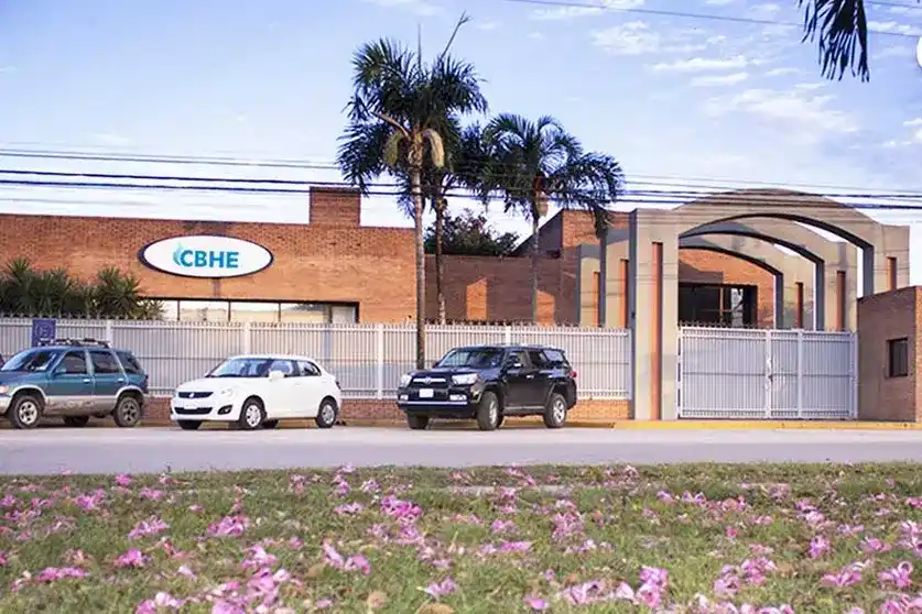 Instalaciones de la CBHE con torre de estructuras metálicas bajo cielo azul