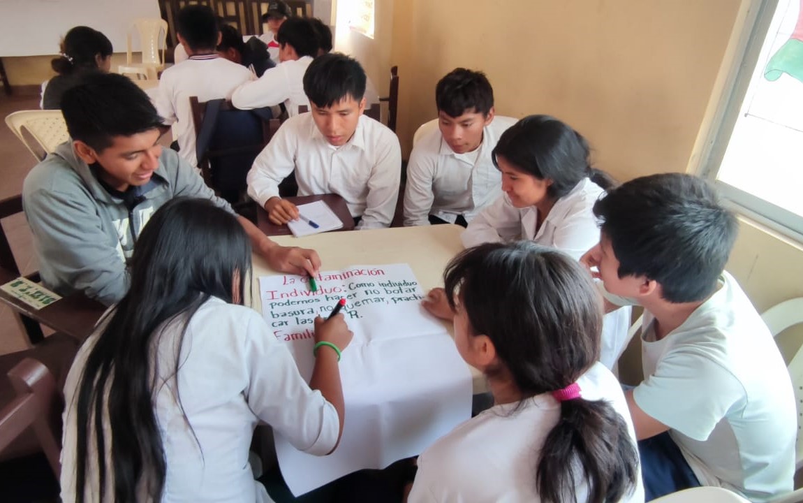 Jóvenes estudiantes trabajando en equipo en programa educativo de Fundesoc