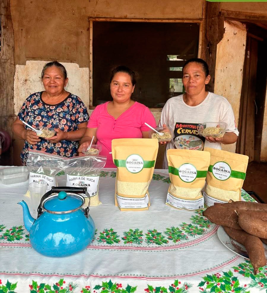 Mujeres emprendedoras con productos de yuca del proyecto Bocaina de Fundesoc