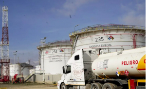 YPFB dice que filas por carburante no cesar&aacute;n porque hay 300 cisternas varadas por los bloqueos