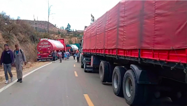 YPFB reporta 300 cisternas varadas en carreteras de Cochabamba y pide a bloqueadores dejarlas pasar