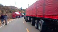 YPFB reporta 300 cisternas varadas en carreteras de Cochabamba y pide a bloqueadores dejarlas pasar