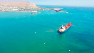Reanudan desembarco de di&eacute;sel que fue interrumpido por cuestiones meteorol&oacute;gicas en puerto de Arica