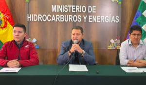 Falta de combustible: Autoridades culpan a los bloqueos, pero aseguran que se normalizar&aacute; y piden calma